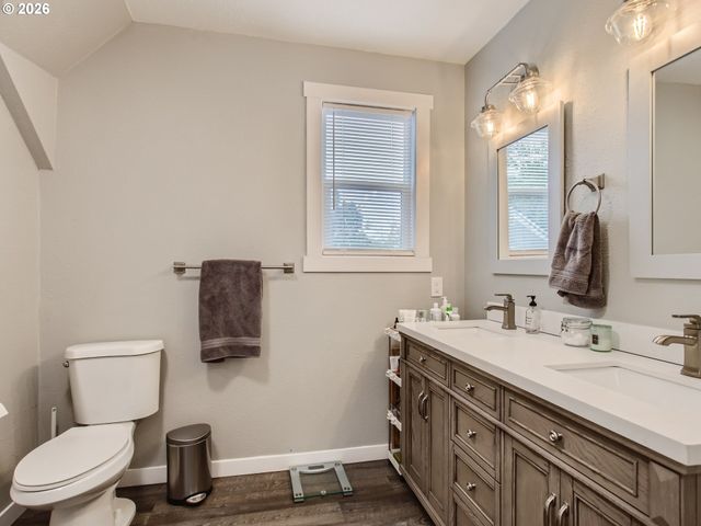 121 Ne KNOTT St, Portland, OR 97212