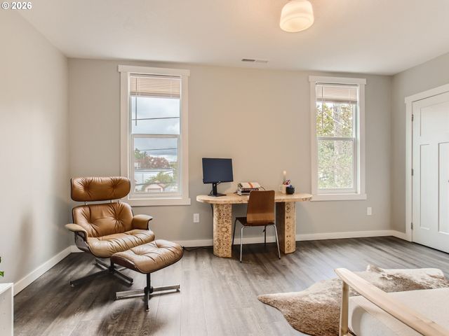 121 Ne KNOTT St, Portland, OR 97212