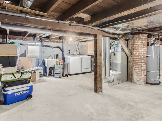 121 Ne KNOTT St, Portland, OR 97212
