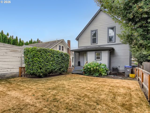 121 Ne KNOTT St, Portland, OR 97212