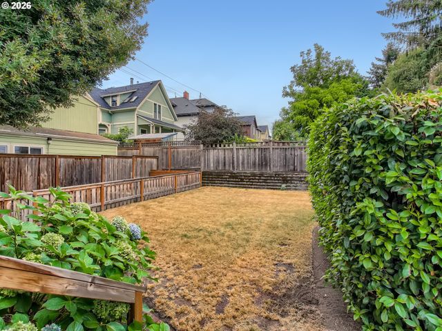 121 Ne KNOTT St, Portland, OR 97212