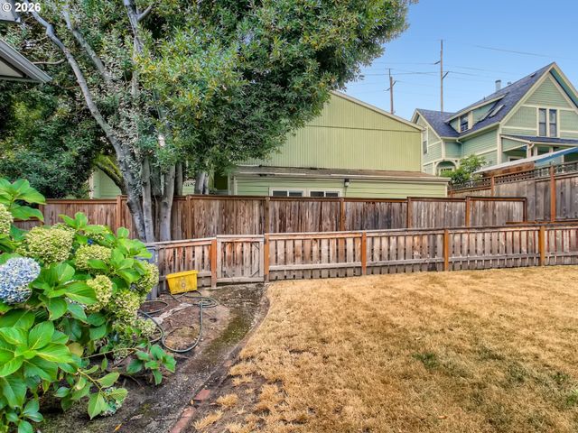121 Ne KNOTT St, Portland, OR 97212