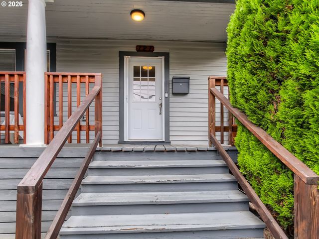 121 Ne KNOTT St, Portland, OR 97212