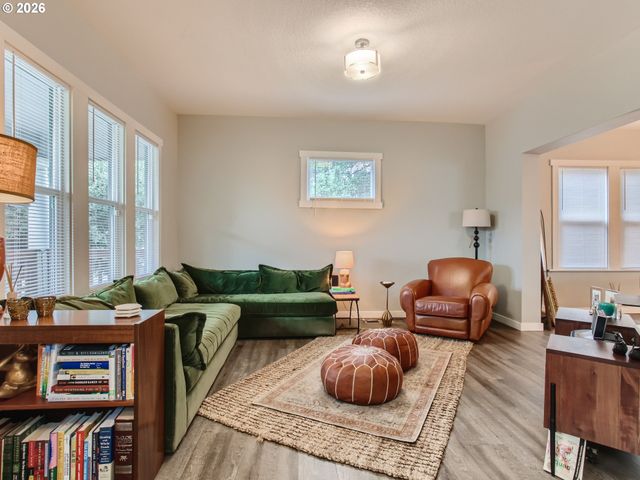 121 Ne KNOTT St, Portland, OR 97212