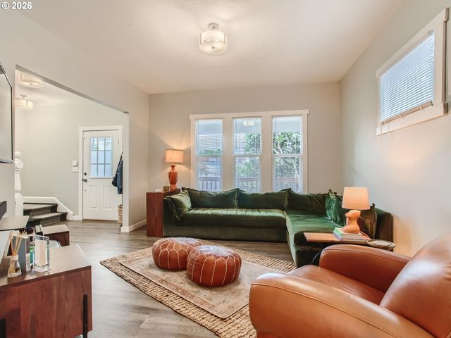 121 Ne KNOTT St, Portland, OR 97212