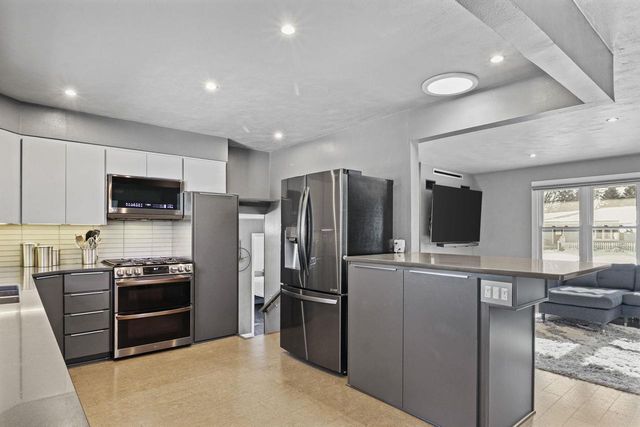 132 W Macarthur Street, Sun Prairie, WI 53590