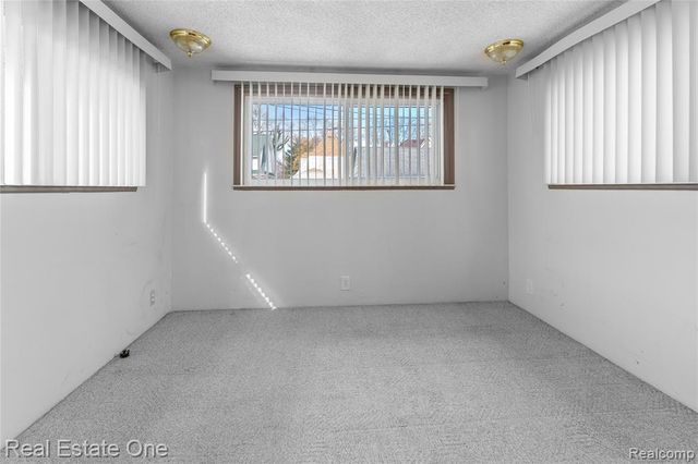 716 Kings Highway, Wyandotte, MI 48192