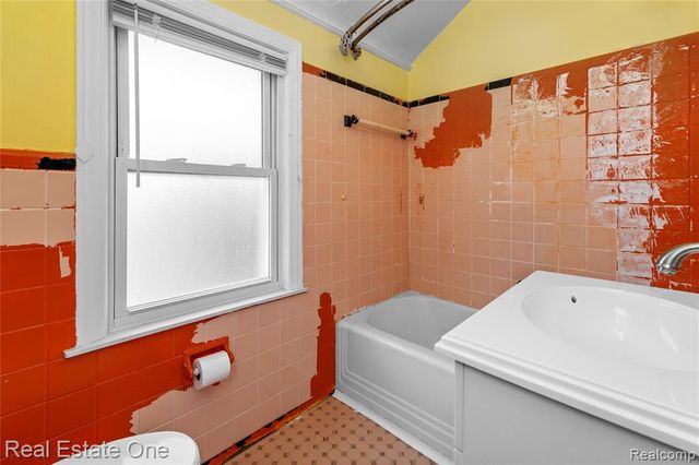 716 Kings Highway, Wyandotte, MI 48192