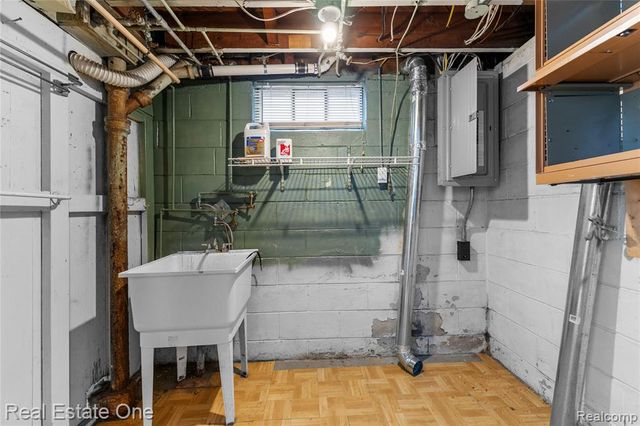 716 Kings Highway, Wyandotte, MI 48192