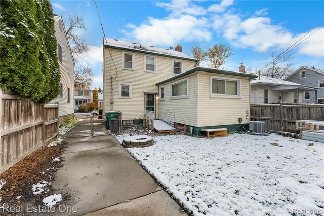 716 Kings Highway, Wyandotte, MI 48192