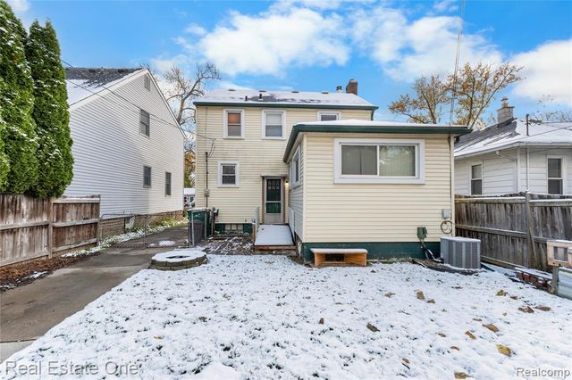 716 Kings Highway, Wyandotte, MI 48192