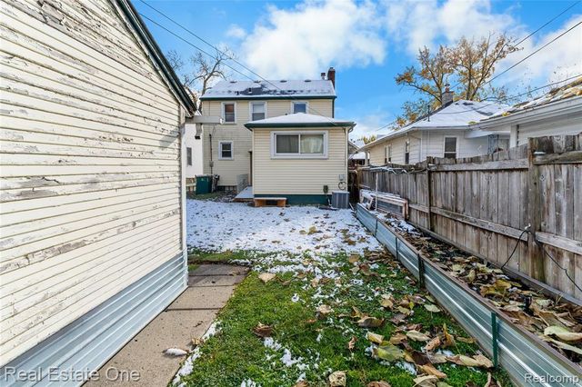 716 Kings Highway, Wyandotte, MI 48192