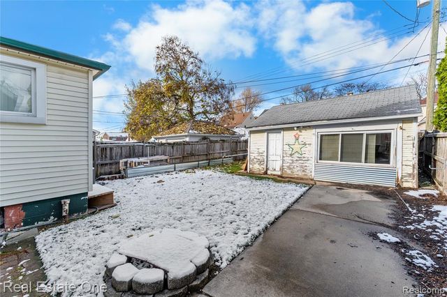 716 Kings Highway, Wyandotte, MI 48192