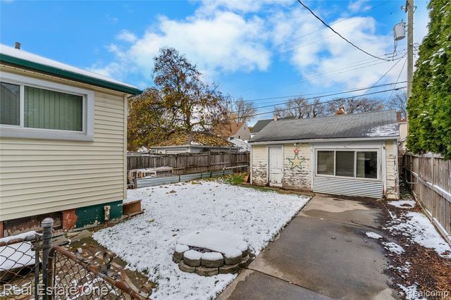 716 Kings Highway, Wyandotte, MI 48192