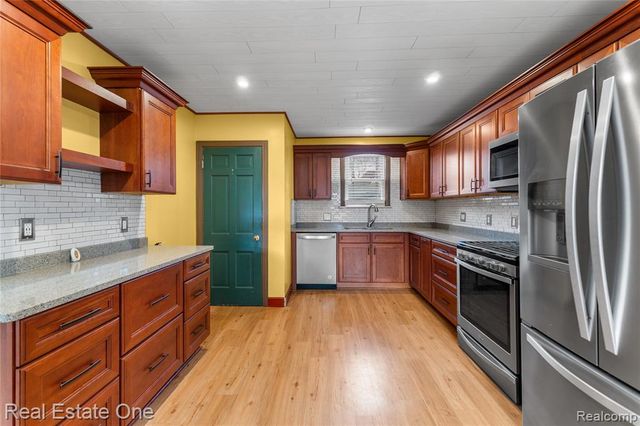 716 Kings Highway, Wyandotte, MI 48192