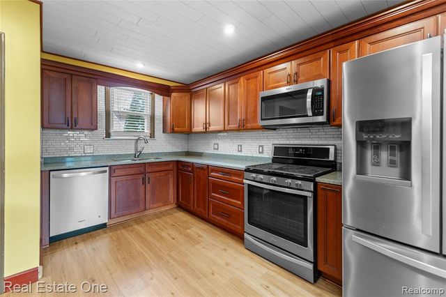 716 Kings Highway, Wyandotte, MI 48192