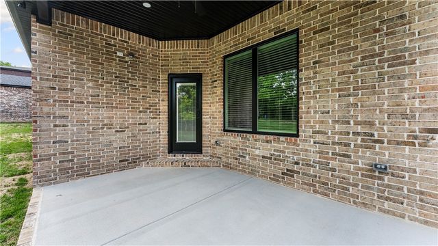2524 N Crossover Road, Fayetteville, AR 72703