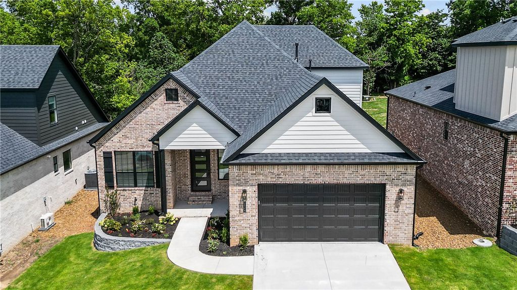 2524 N Crossover Road, Fayetteville, AR 72703