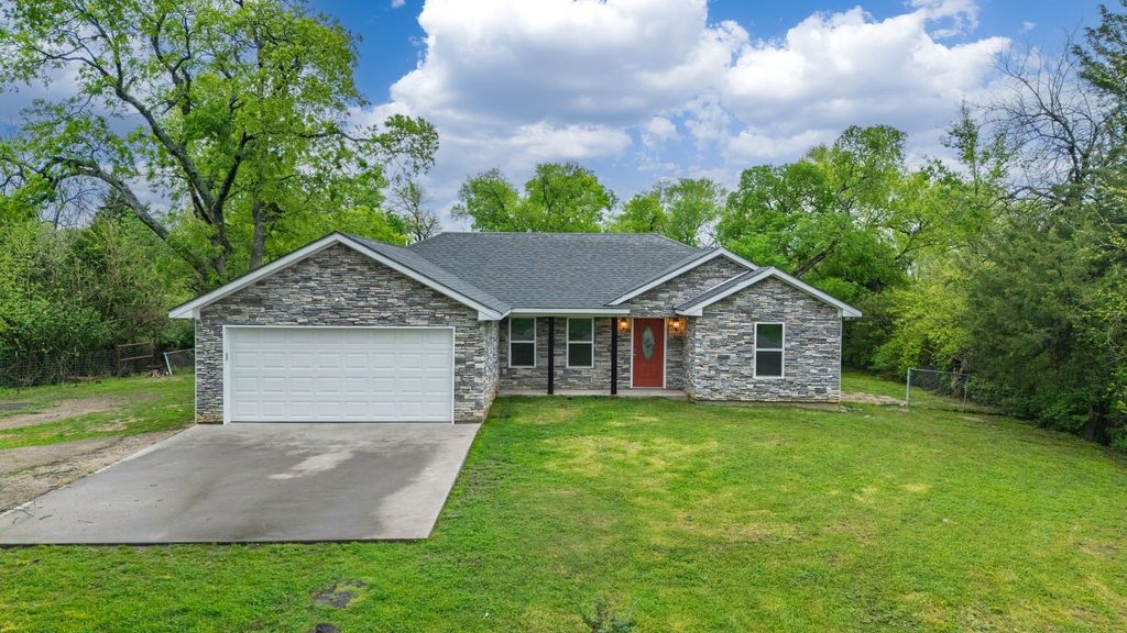 404 Bishop Street, Commerce, TX 75428