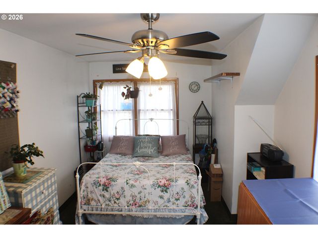 212 PARK St, Riddle, OR 97469