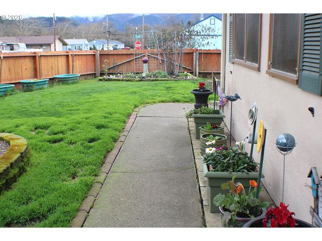 212 PARK St, Riddle, OR 97469