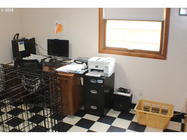 212 PARK St, Riddle, OR 97469