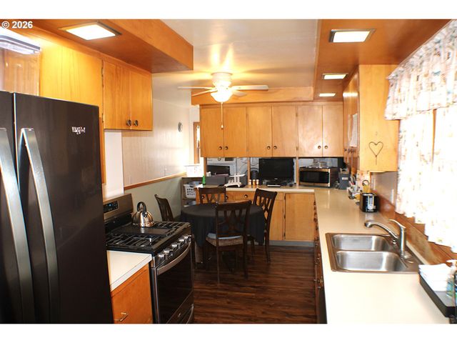 212 PARK St, Riddle, OR 97469