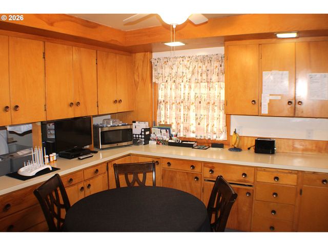 212 PARK St, Riddle, OR 97469