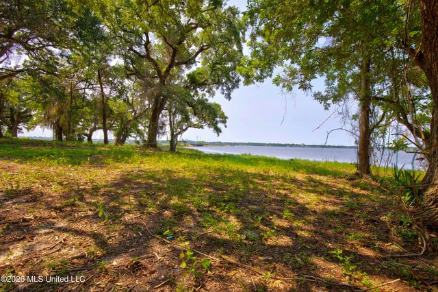 Causeway Drive, Biloxi, MS 39532