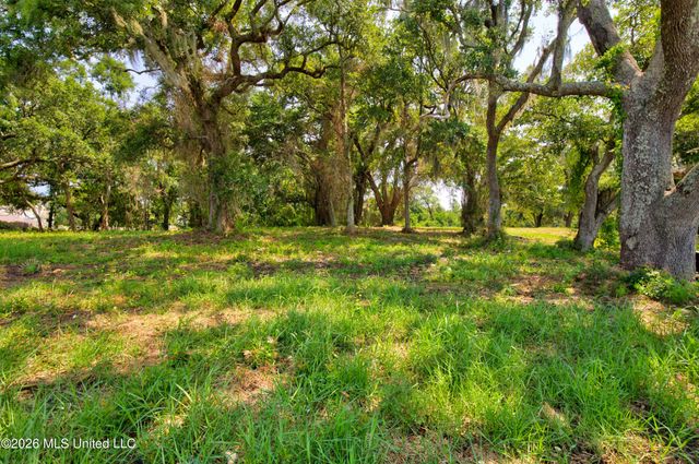 Causeway Drive, Biloxi, MS 39532