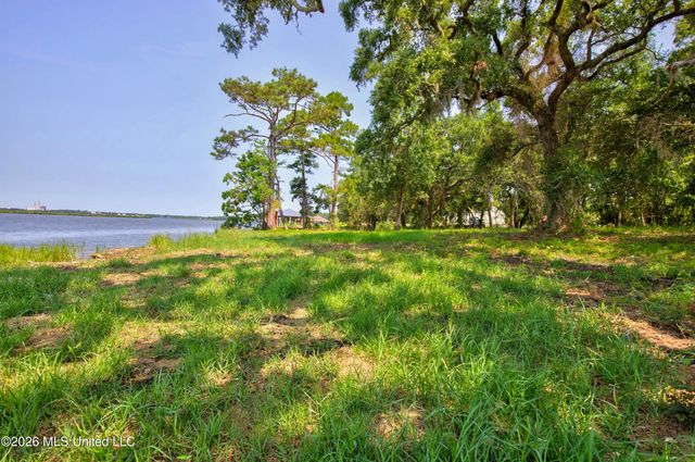Causeway Drive, Biloxi, MS 39532