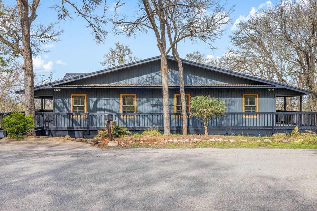 316 Valley View DR, La Grange, TX 78945