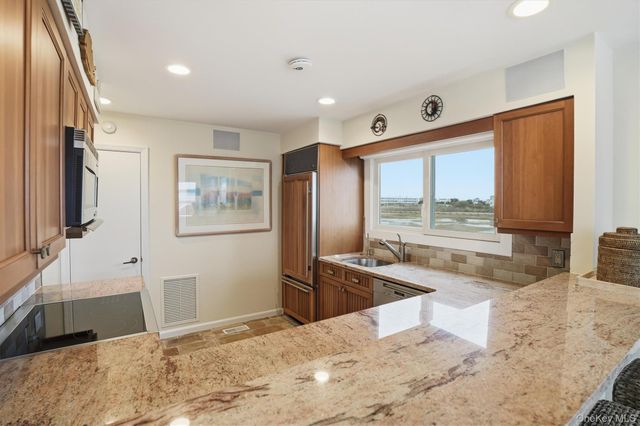 556 Dune Road, Westhampton, NY 11977