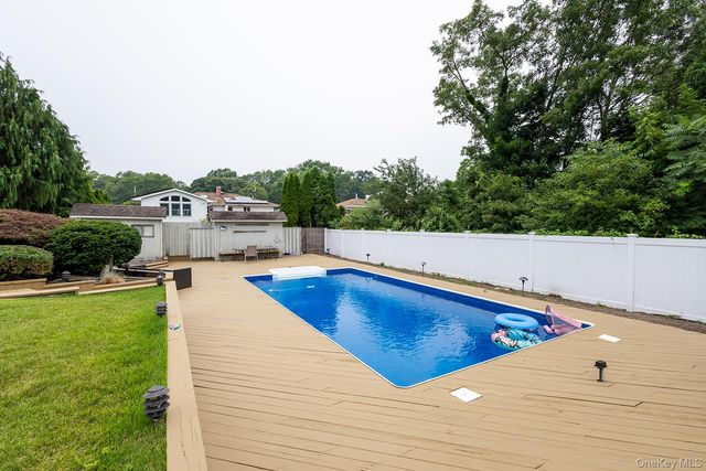 29 Sandy Hollow Drive, Smithtown, NY 11787