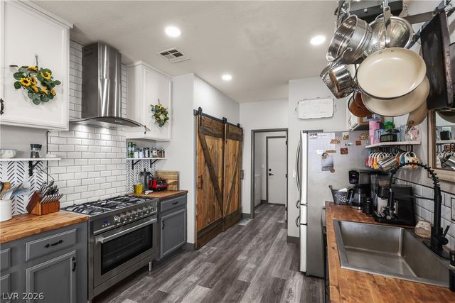 7066 Shimmering Avenue, Henderson, NV 89011