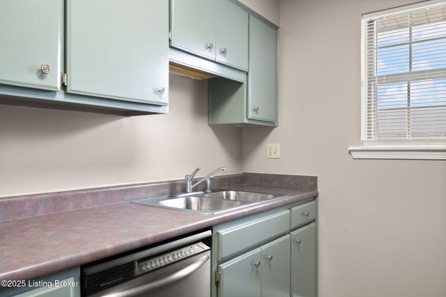 708 Victoria Ct, New Albany, IN 47150