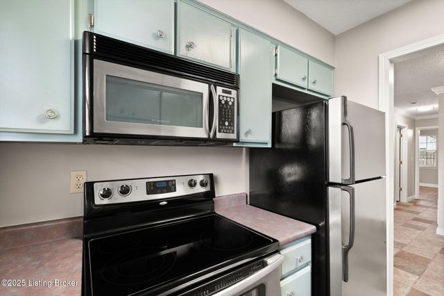 708 Victoria Ct, New Albany, IN 47150