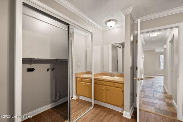 708 Victoria Ct, New Albany, IN 47150