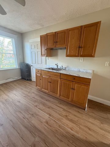 72 Lowell 2, Peabody, MA 01960