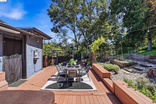 2237 Trafalgar Pl, Oakland, CA 94611