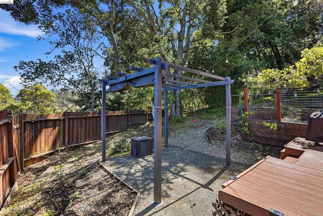 2237 Trafalgar Pl, Oakland, CA 94611