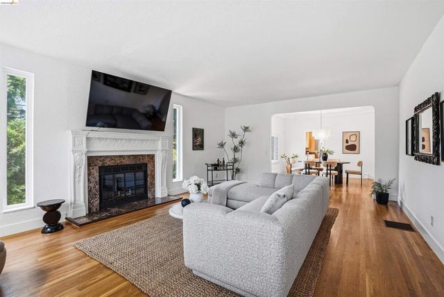 2237 Trafalgar Pl, Oakland, CA 94611