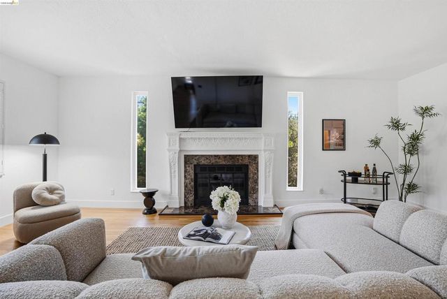 2237 Trafalgar Pl, Oakland, CA 94611