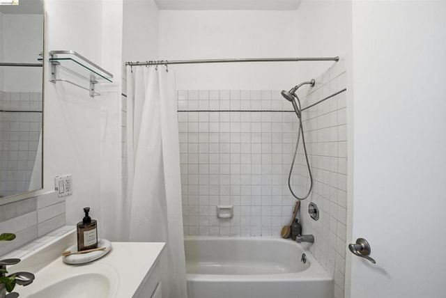 2237 Trafalgar Pl, Oakland, CA 94611