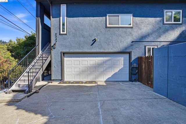 2237 Trafalgar Pl, Oakland, CA 94611