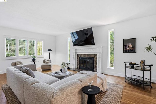 2237 Trafalgar Pl, Oakland, CA 94611