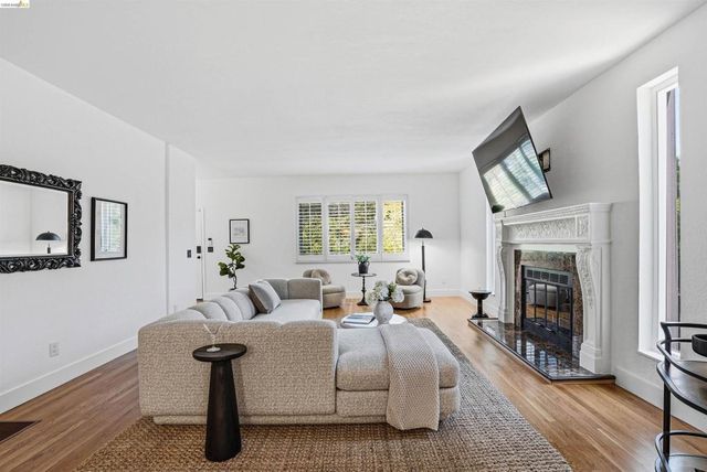 2237 Trafalgar Pl, Oakland, CA 94611