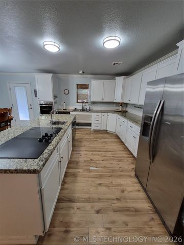 911 W Creek, Checotah, OK 74426