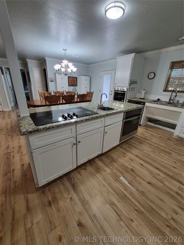 911 W Creek, Checotah, OK 74426
