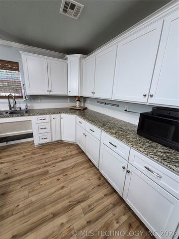 911 W Creek, Checotah, OK 74426